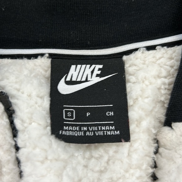 Nike jacket - Picture 3 of 3